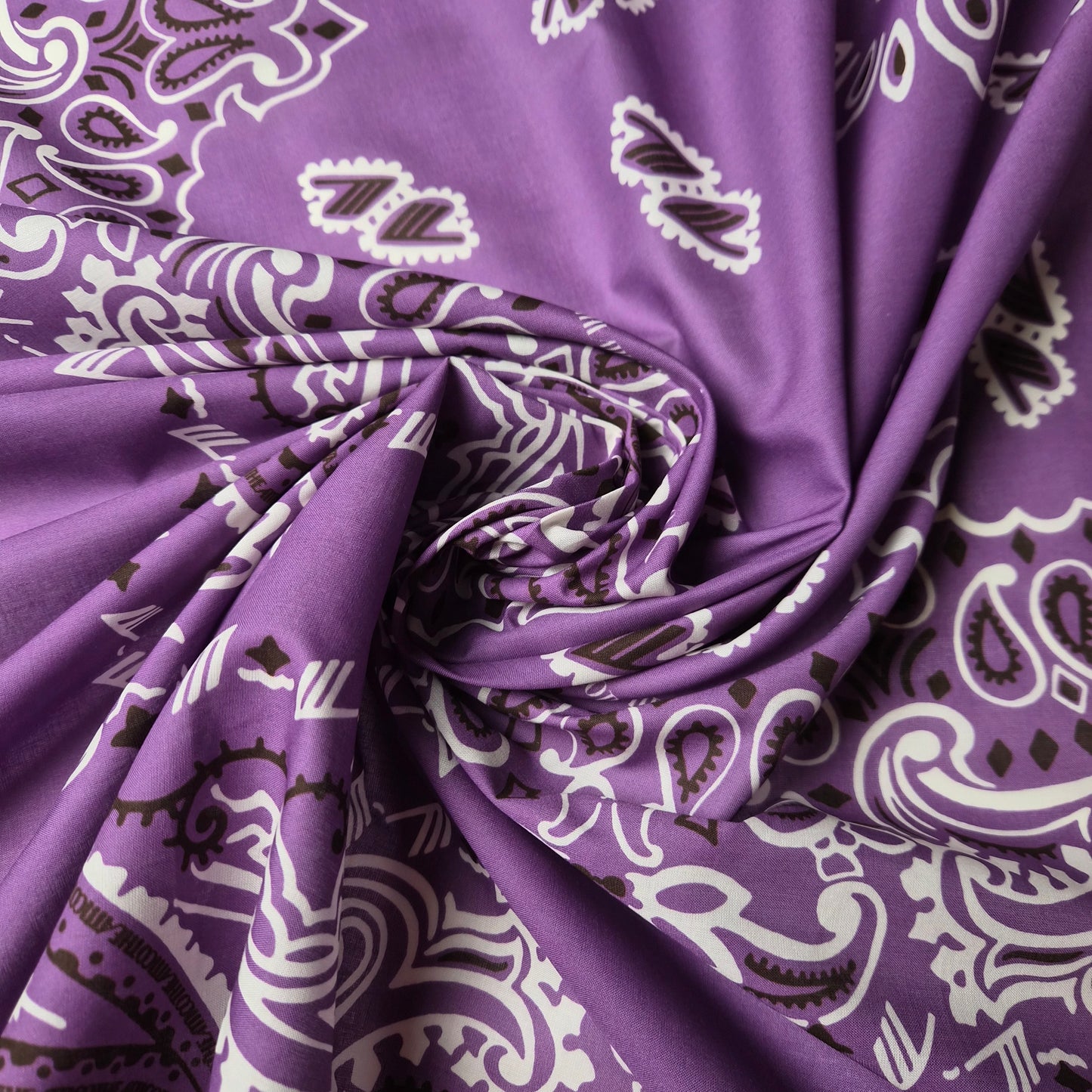 Popline Baumwolle Bandana Muster Pantone Dewberry Panel 90 cm x 140 cm