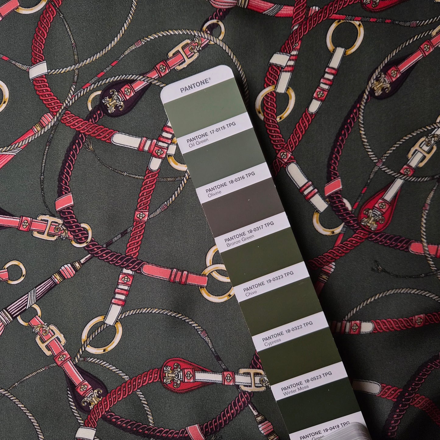 Satin · Viskose · Horsebit · Farbe: Grün- und Brauntöne · 140 cm · 100 g/m² · Meterware