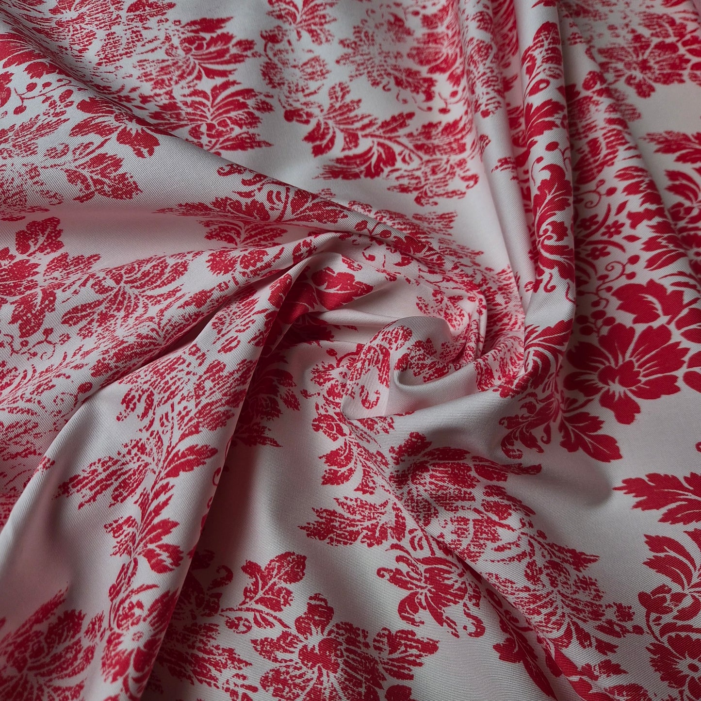 Poplin · Baumwolle · Ornament · Rot und weißtöne · 140 cm · Meterware
