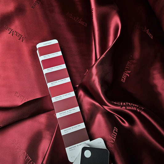 Futter · Viskose · Logo · Pantone Merlot · 145 cm · 110 g/m² · Meterware