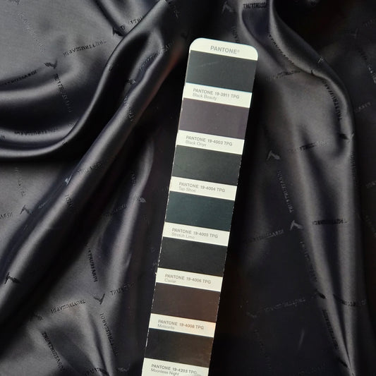 Futter · Viskose · Logo · Pantone Black Beauty · 155 cm · Meterware
