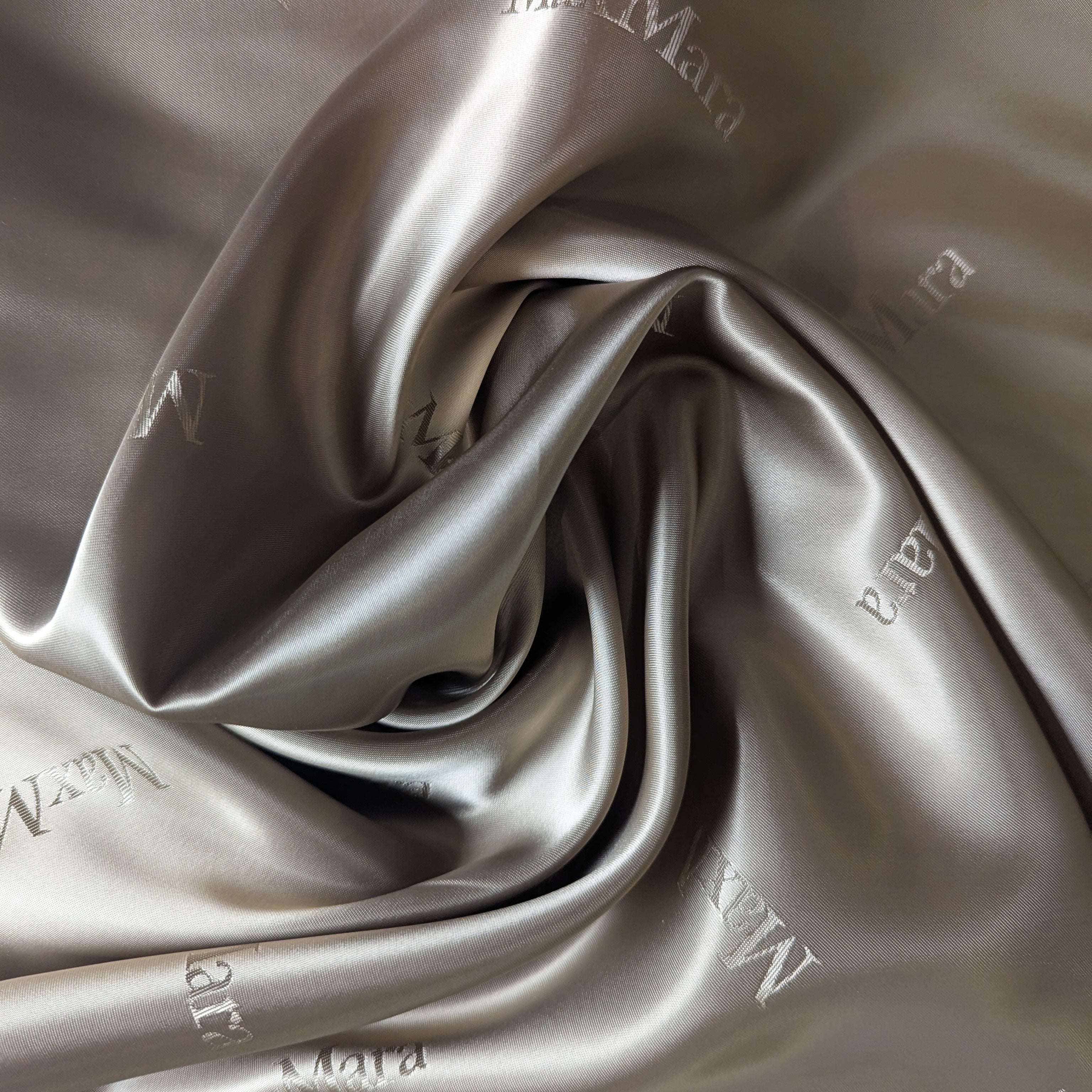 M*x M*ra Designerstoff – Deadstock Viskosefutterstoff in Basisfarbe Pantone Beige Logo Print | 140 cm | M6X2X01