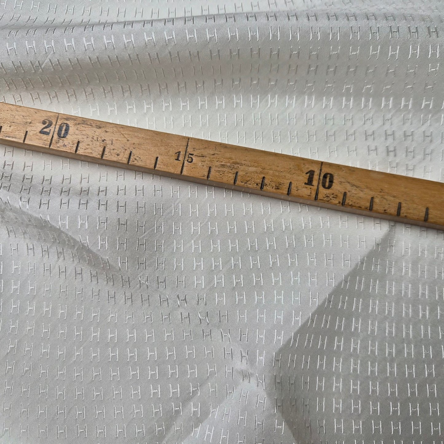 Einzelstück · Jacquard · Seide · Logo · elfenbein · 150×145 cm
